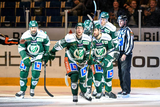 Färjestads Per Åslund jublar med lagkamrater