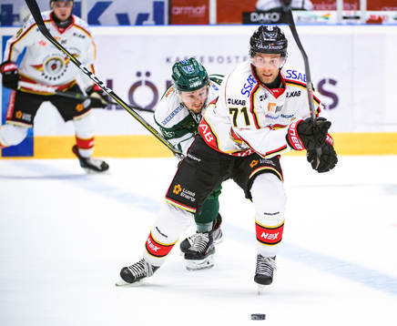 Färjestads Theodor Lennström och Luleås Patrick Cehlin