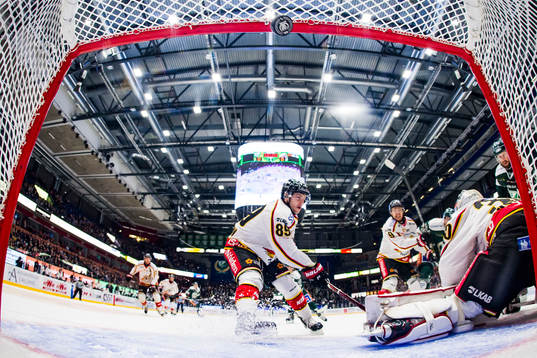 Luleås Ryan Johnston ser på när en puck går i mål