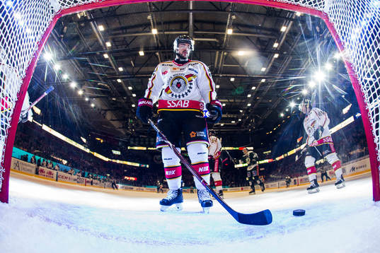 Luleås Joey Hishon deppar och hämtar pucken ur eget mål