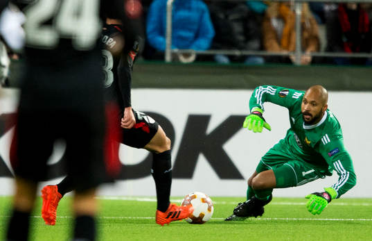 Östersunds målvakt Aly Keita ramlar och det blir 0-1