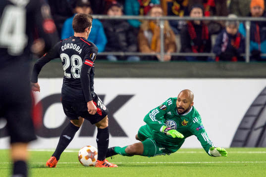 Östersunds målvakt Aly Keita ramlar och Athletic Bilbao