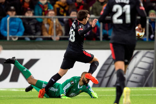 Östersunds målvakt Aly Keita ramlar och Athletic Bilbao