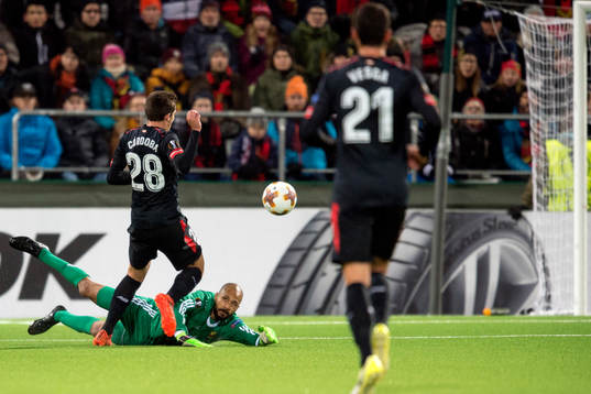 Östersunds målvakt Aly Keita ramlar och Athletic Bilbao