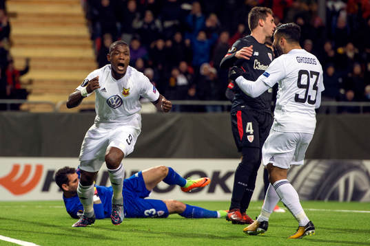 Östersunds Salisu Abdullahi Gero och Saman Ghoddos jublar