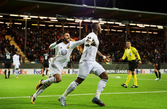 Östersunds Saman Ghoddos jublar med Salisu Abdullahi Gero