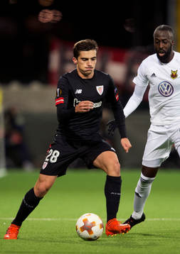 Athletic Bilbaos oscar Gil och Östersunds Ronald Mukiibi
