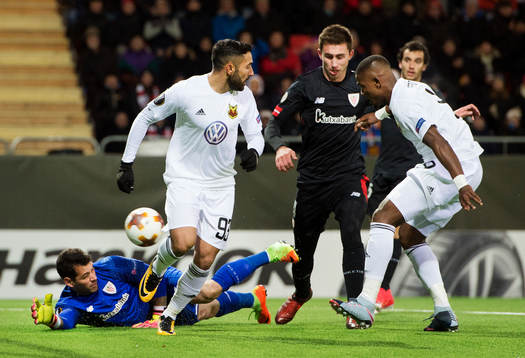 Östersunds Saman Ghoddos ser på när Salisu Abdullahi