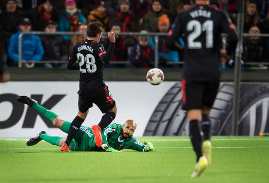 Athletic Bilbaos Inigo Cordoba och Östersunds målvakt Aly