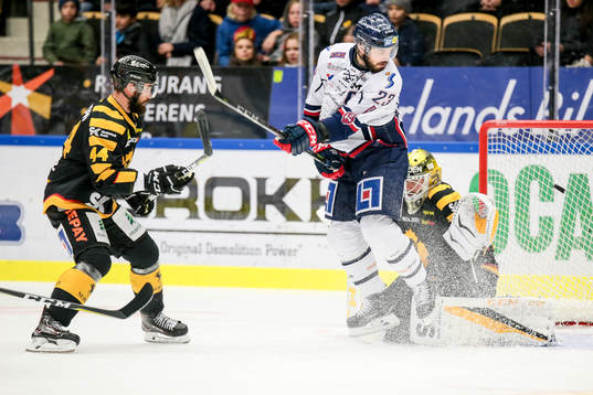 Skellefteås Morgan Ellis och målvakt Joni Ortio