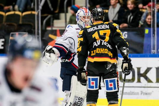Skellefteås Pär Lindholm i närkamps med Linköpings