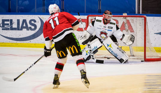 Malmö Redhawks Lukas Haudum och målvakt Oscar Alsenfelt