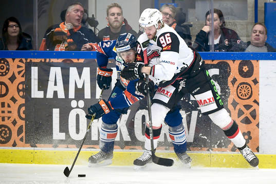 Växjös Arvid Lundberg och Malmö Redhawks Kim Rosdahl