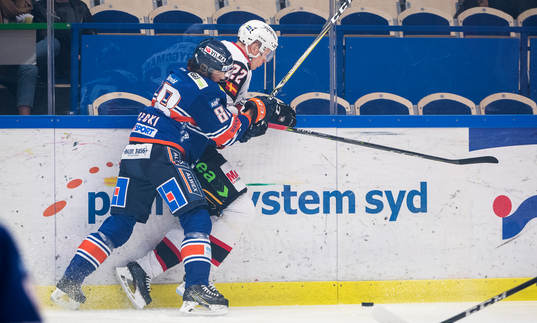 Växjös Adam Brodecki och Malmö Redhawks Lars Bryggman