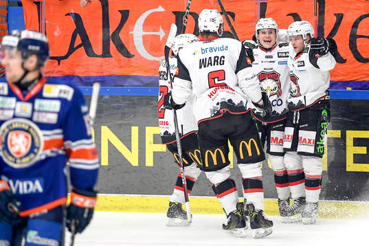 Malmö Redhawks Johan Olofsson jublar med lagkamrater