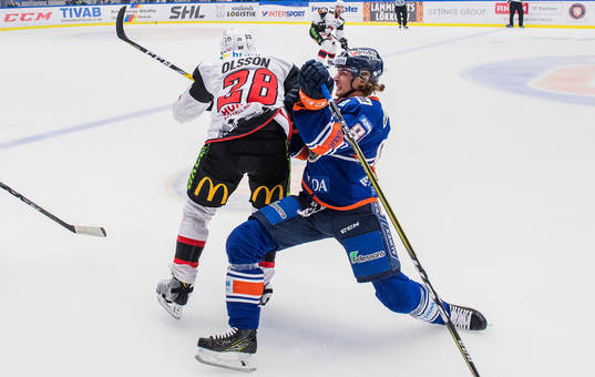 Växjös Adam Brodecki och Malmö Redhawks Jens Olsson