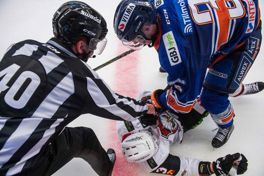 Växjös Oliver Bohm och Malmö Redhawks Fredrik Händemark