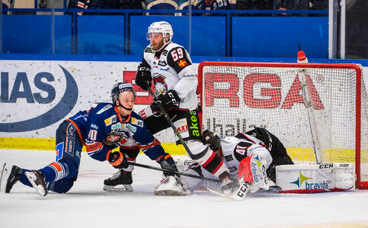 Växjös Elias Pettersson och Malmö Redhawks Anton