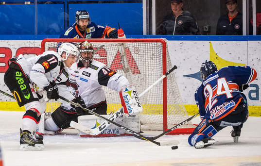Växjös Brendan Shinnimin och Malmö Redhawks Lukas Haudum