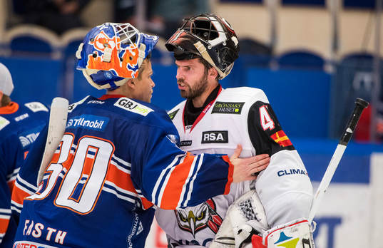 Växjös målvakt Viktor Fasth och Malmö Redhawks målvakt