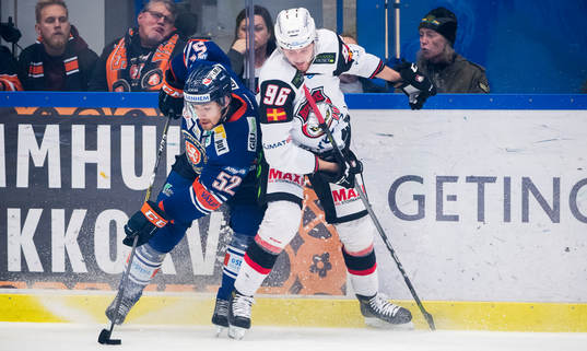 Växjös Arvid Lundberg och Malmö Redhawks Kim Rosdahl
