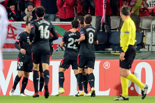 Athletic Bilbaos Aritz Aduriz jublar med lagkamrater