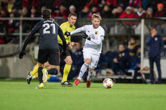 Östersunds Dennis Widgren mot Athletic Bilbaos Mikel Vesga