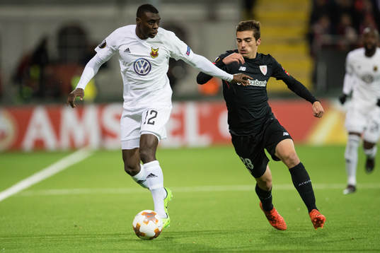 Östersunds Ken Sema mot Athletic Bilbaos Inigo Cordoba