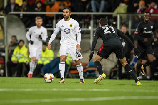 Östersunds Saman Ghoddos mot Athletic Bilbaos Mikel Vesga