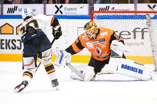 Djurgårdens Gustav Possler skjuter straff utanför