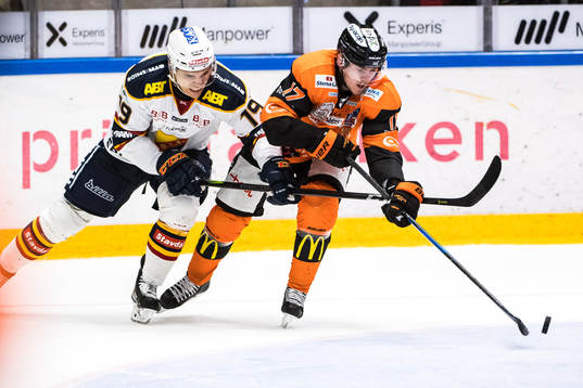 Djurgårdens Rene Bourque jagar Karlskronas Joel Kellman