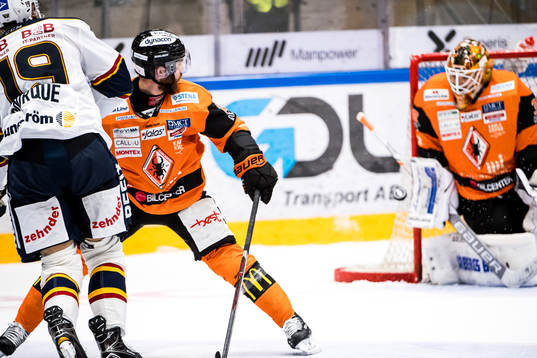 Djurgårdens Rene Bourque skjuter mot Karlskronas målvakt