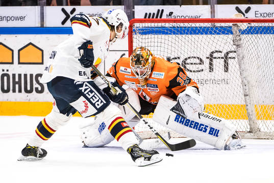Karlskronas målvakt Johannes Jönsson  räddar straff