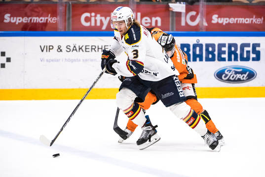 Karlskronas Joel Kellman  jagar Djurgårdens William