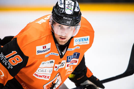 Karlskronas Emil Larsson  innan en tekning