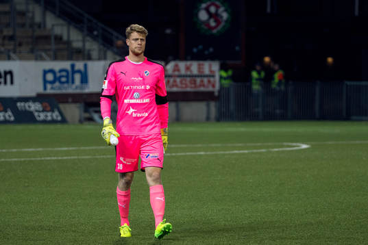Halmstads målvakt Malkolm Nilsson deppar
