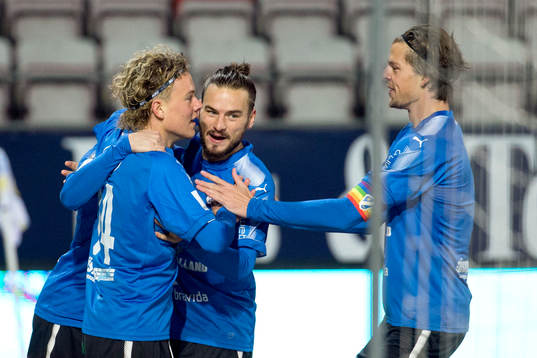Halmstads Gabriel Gudmundsson jublar med lagkamrater