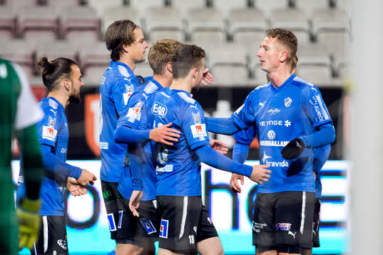 Halmstads Gabriel Gudmundsson jublar med lagkamrater
