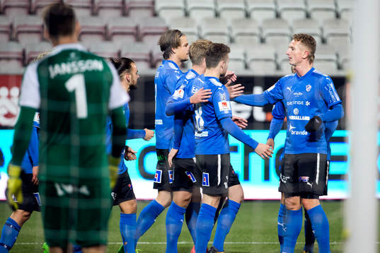 Halmstads Gabriel Gudmundsson jublar med lagkamrater