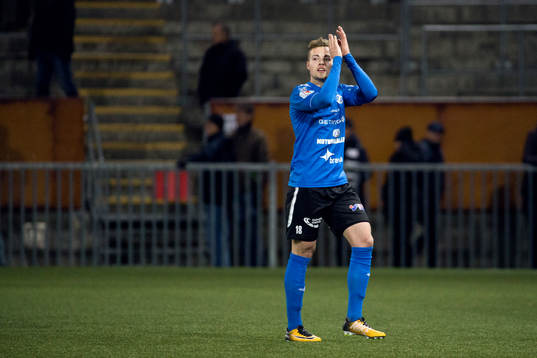 Halmstads Gabriel Gudmundsson blir utbytt och tackar