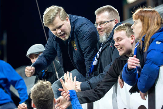 Halmstads Gabriel Gudmundsson jublar med fansen