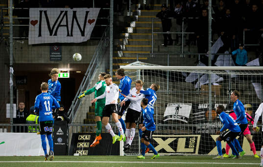 Örebros målvakt Oscar Jansson försöker göra mål på