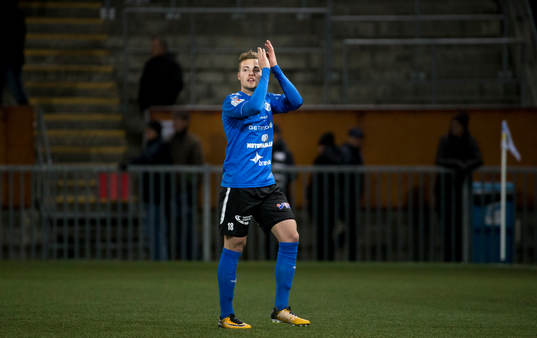 Halmstads Gabriel Gudmundsson jublar och tackar fansen när