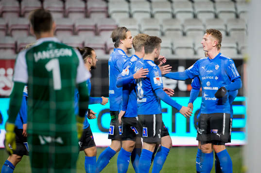 Halmstads Gabriel Gudmundsson gör 0-1 och jublar framför