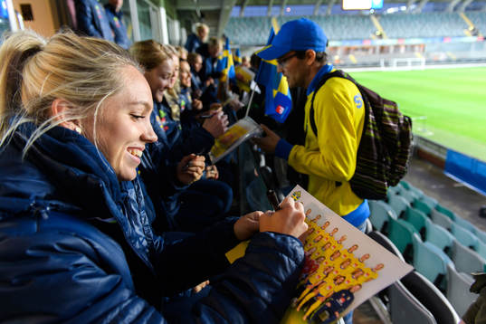 Sveriges Elin Rubensson träffar supportrar och skriver
