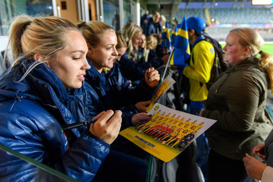 Sveriges Elin Rubensson träffar supportrar och skriver