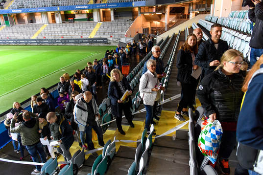 Supportrar står och köar för att träffa spelarna som