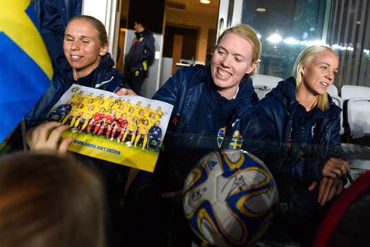 Sveriges Jonna Andersson, målvakt Hedvig Lindahl och