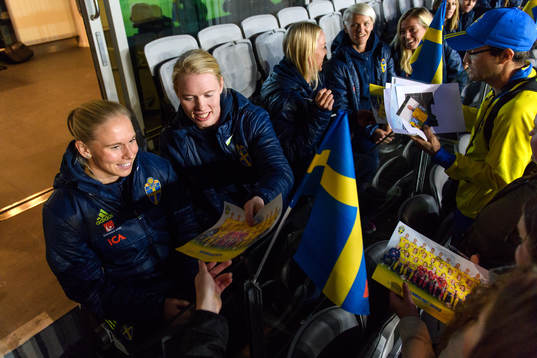 Sveriges Jonna Andersson och målvakt Hedvig Lindahl