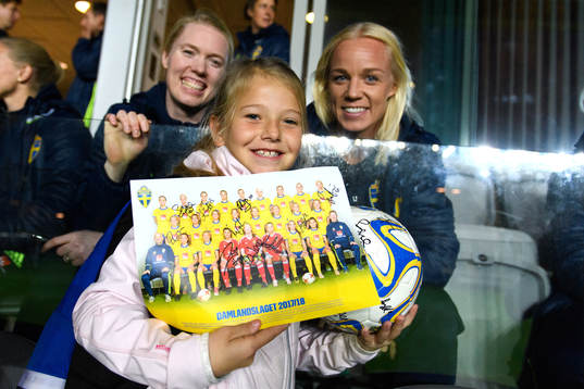 Ebba Collvik från Onsala BK tar en bild med målvakt